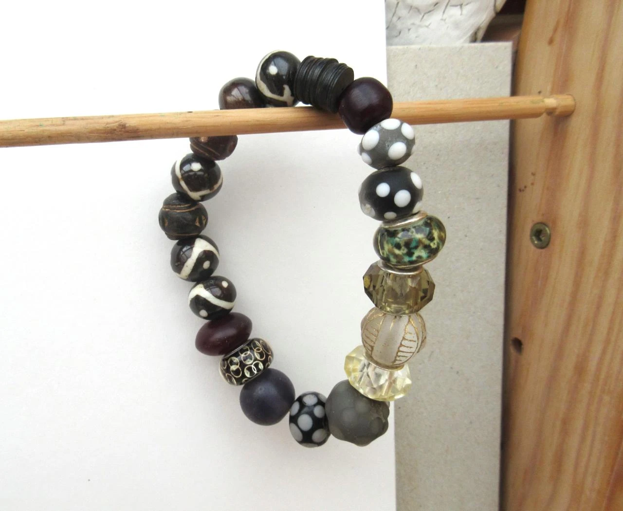 Un bracelet boho chic citadin avec lampworks artisanales